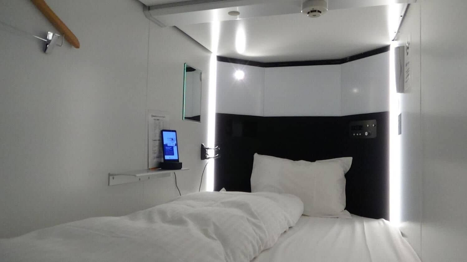 Bedroom 5, HEARTS Capsule Hotel & Spa HAKATA, Fukuoka