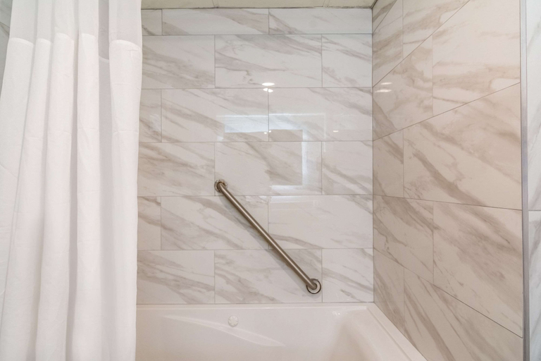 Bathroom 4, Clarion Pointe South Boston - Danville East, Halifax