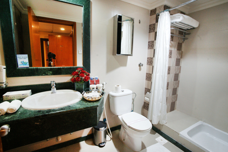 Bathroom 5, Al Azhar Hotel Jeddah, Jeddah
