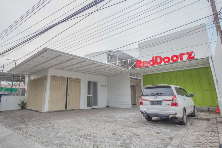 Exterior & Views 4, RedDoorz near Ciputra Golf Surabaya, Surabaya