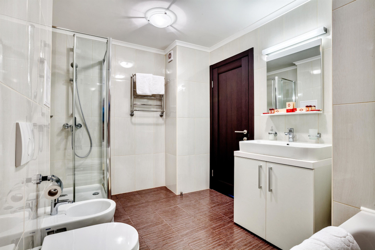 Bathroom 3, Hotel Bratislava, Dniprovs'kyi