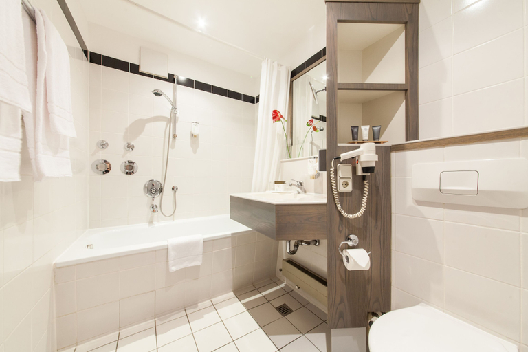 Bathroom 5, Hotel Offenbacher Hof, Offenbach am Main