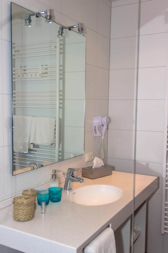 Bathroom 5, Hotel & Restaurant Hessischer Hof, Offenbach