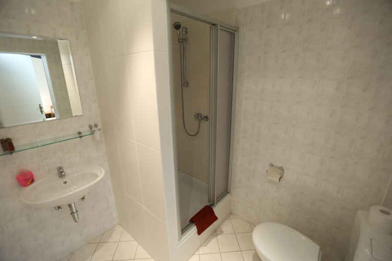 Bathroom 5, Hotel AI Königshof, Berlin