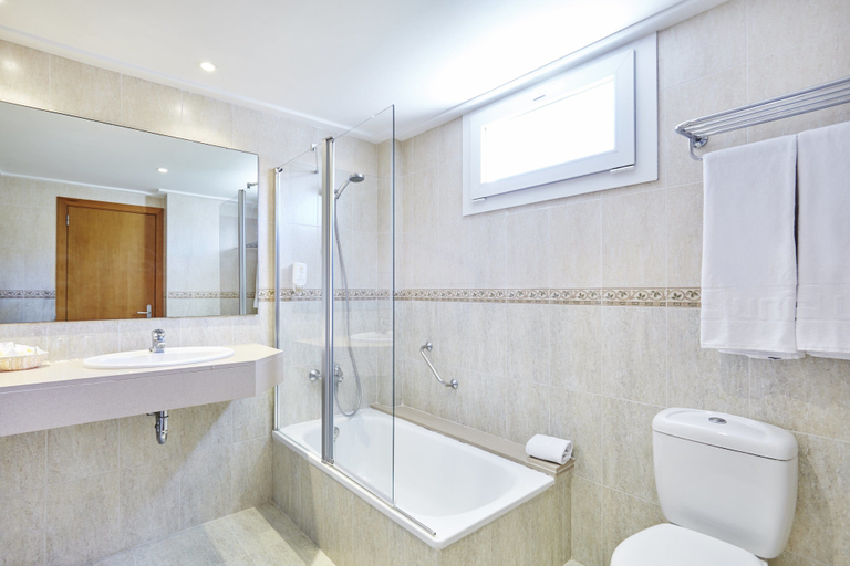 Bathroom 5, Universal Hotel Castell Royal, Baleares
