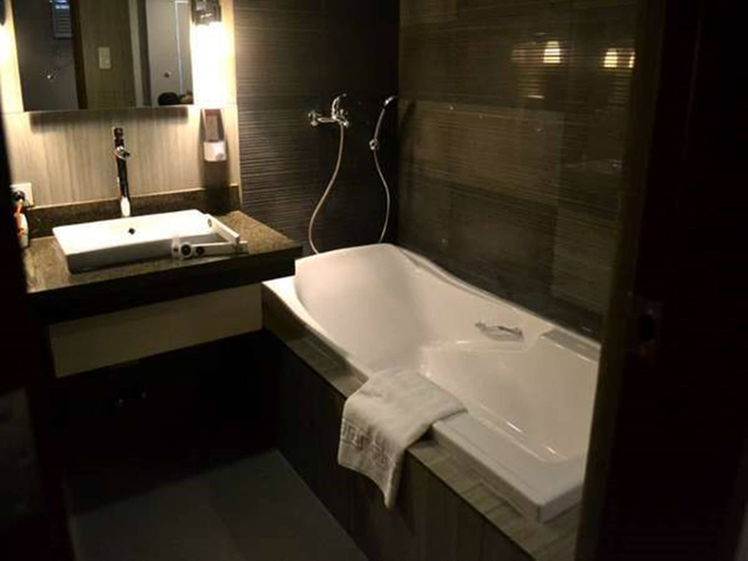 Bathroom 4, Executive Lofts by Mystique Lane, Bacolor