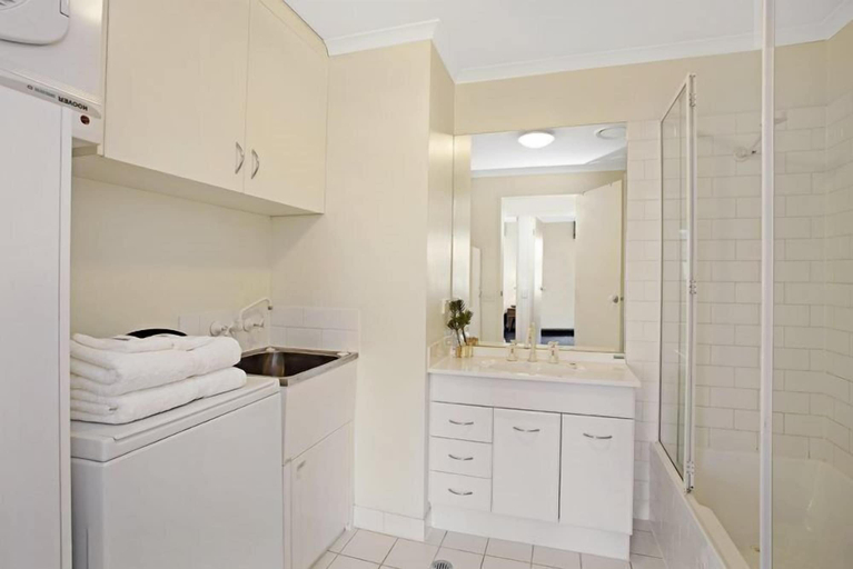 Bathroom, Platinum Apartments on Whiteman St, Melbourne