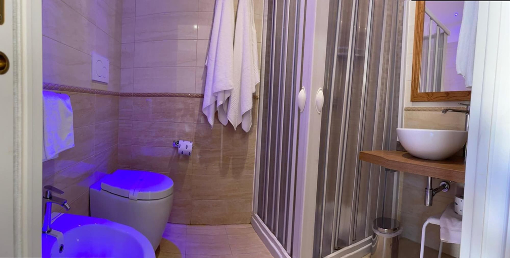 Bathroom 4, Grand Hotel Royal, Napoli