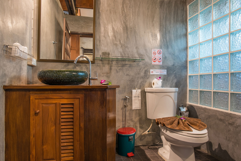 Bathroom 5, ThaiLife Wellness and Meditation Resort, Takua Pa