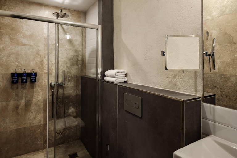 Bathroom 4, 19 Rooms