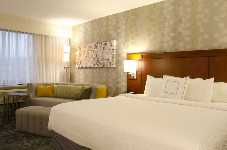 Bedroom 4, Courtyard by Marriott Waterbury Downtown, New Haven