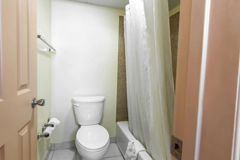 Bathroom 4, Econo Lodge At Six Flags, Cobb
