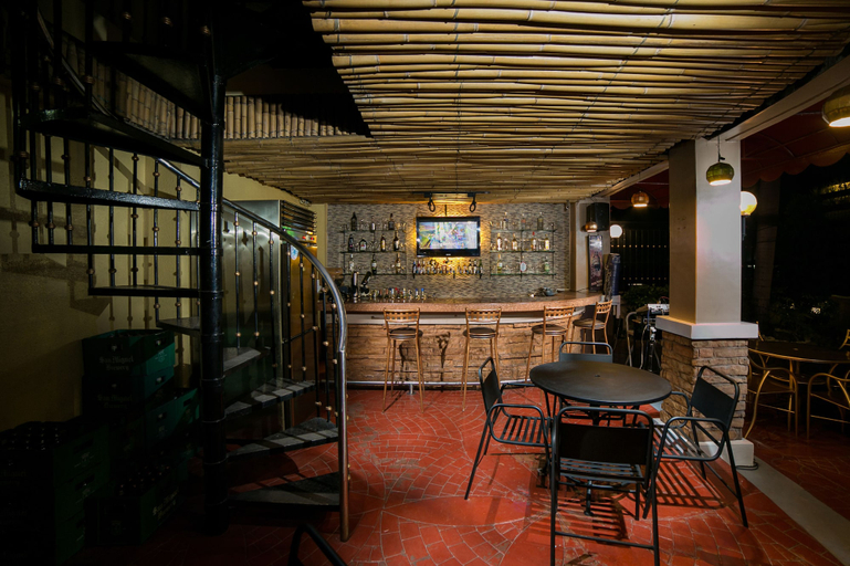 Food & Drinks 5, 950 Condotel, Mabalacat