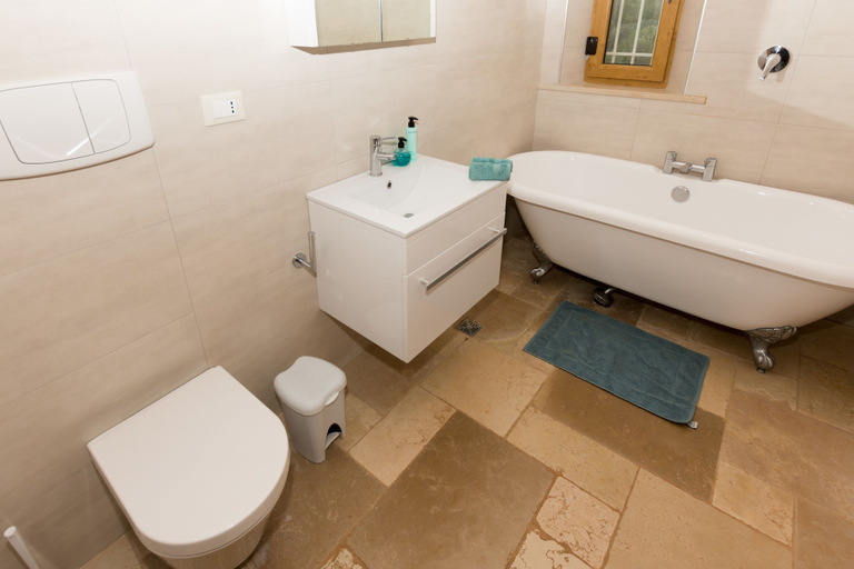Bathroom 4, Villa Livia, Brindisi