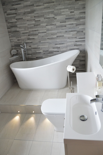 Bathroom 3, Trendrennen Farm B&B, Cornwall