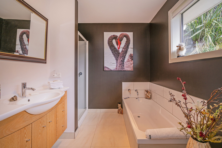Bathroom 5, Bayview Valley Lodge, Thames-Coromandel