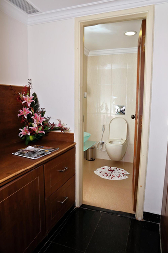 Bathroom 5, Gokulam Park, Ernakulam