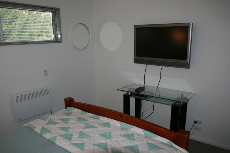 Bedroom 2, Mapleview Cottage, Mackenzie