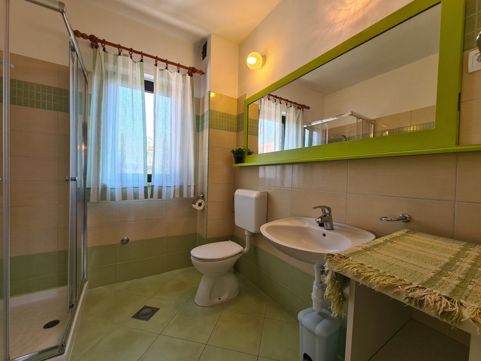 Bathroom 3, Apartment 743, Medulin
