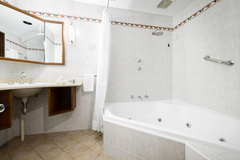 Bathroom 4, Adelaide Inn, Adelaide