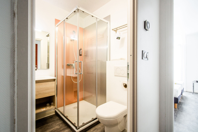 Bathroom 5, Hôtel PB - Paris-Barcelone, Pyrénées-Orientales