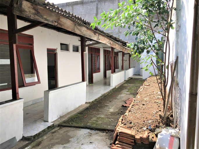 Exterior & Views 2, Tambak Bayan Guesthouse, Sleman