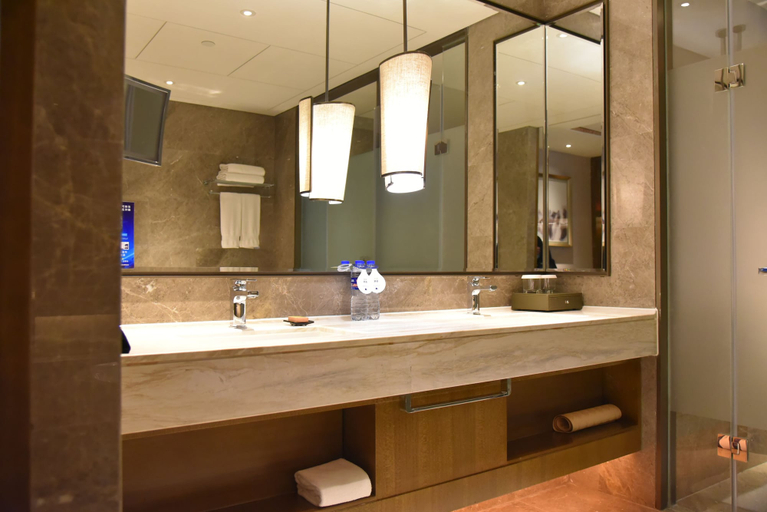 Bathroom 5, DoubleTree by Hilton Hotel Shiyan, Shiyan