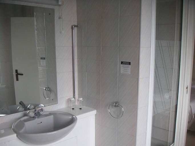 Bathroom 4, The Bridge Hotel, North Lincolnshire