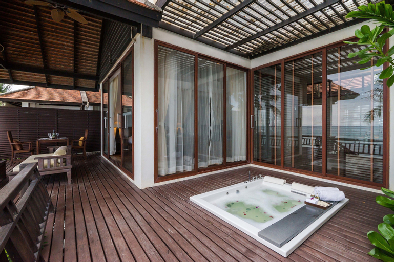 Exterior & Views 17