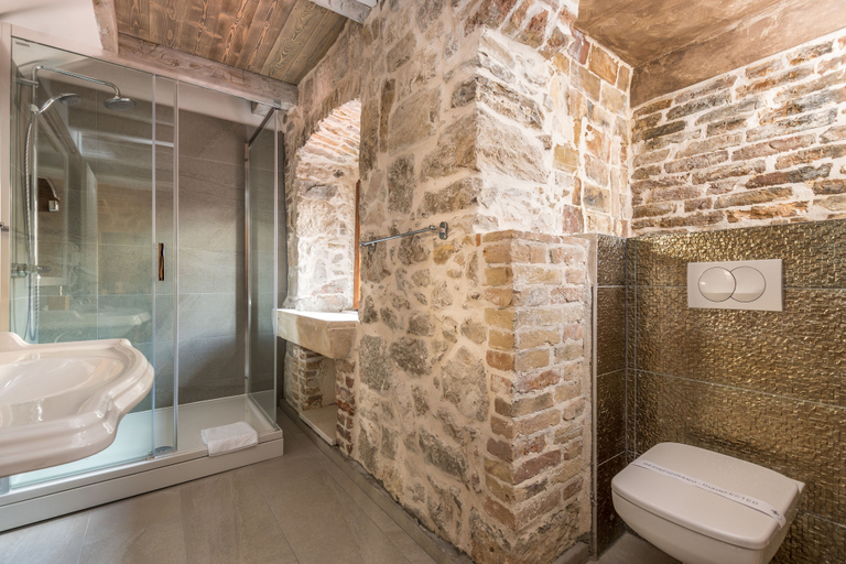 Bathroom 5, Heritage Palace Varos - MAG Quaint & Elegant Boutique Hotels, Split