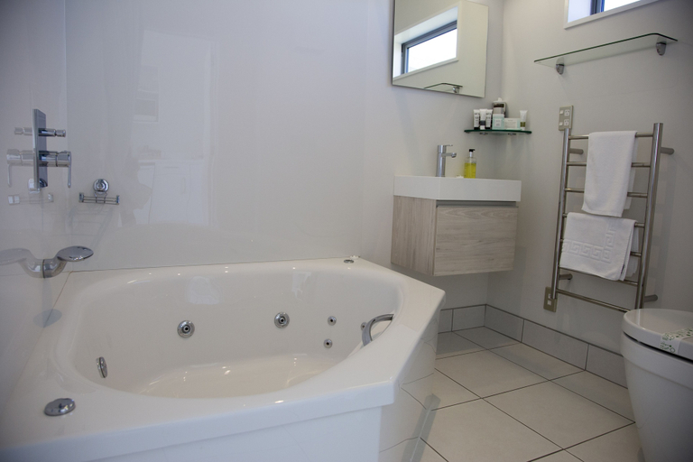 Bathroom 3, Carters By The Sea Westport, Buller