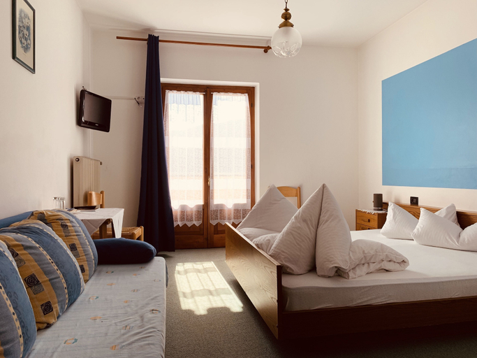 Bedroom 4, Albergo Laugen Restaurant Bar Pins Romana Camper Parking Area, Bolzano