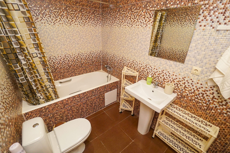 Bathroom 3, Bliznetsy Apart Hotel, Sochi gorsovet