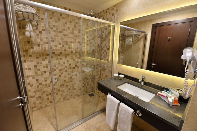 Bathroom 5, Ramada by Wyndham Istanbul Merter, Güngören