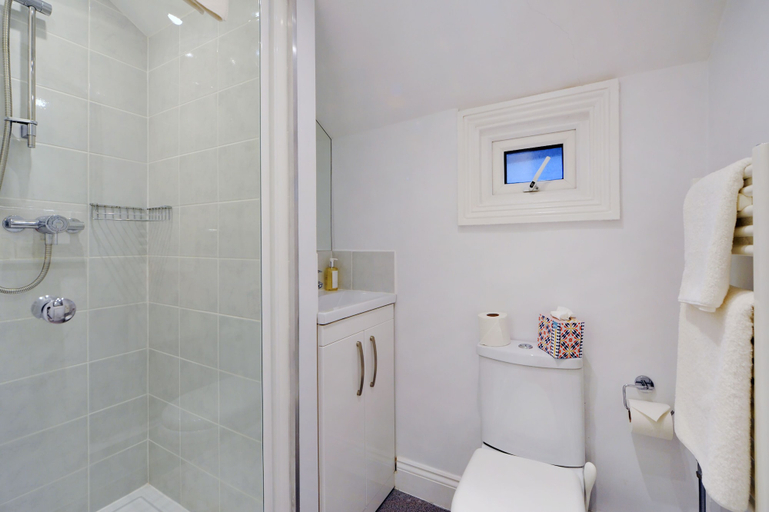 Bathroom 3, Apple Tree Guest House, Bath and North East Somerset