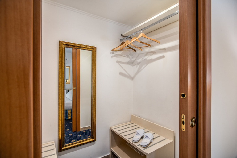 Bathroom 4, Napoleon Hotel, Rome