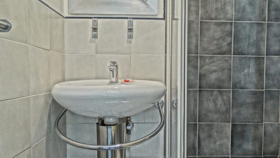 Bathroom 4, Hotel Giuggioli, Rome