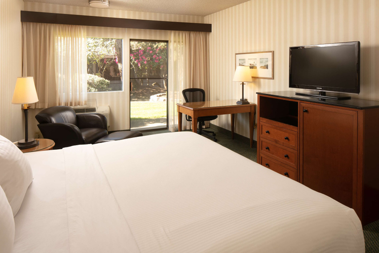 Bedroom 3, Red Lion Hotel Bellevue, King