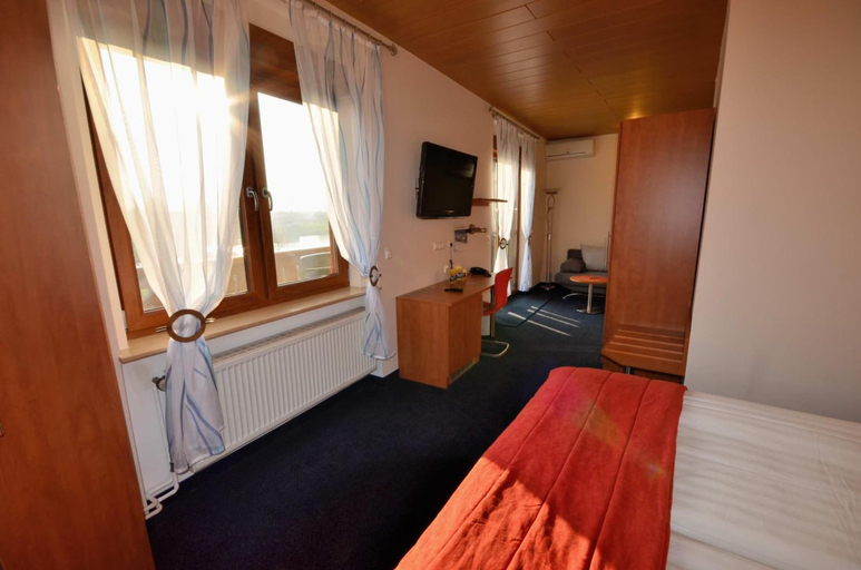 Bedroom 4, Hotel Restaurant Zur Mainlust, Main-Kinzig-Kreis