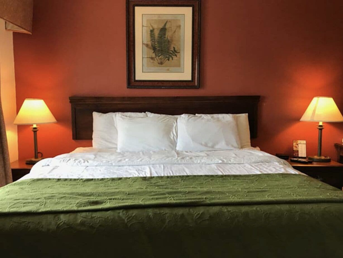 Bedroom 1, Munising Motel, Alger