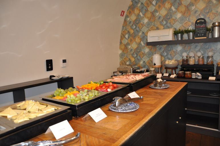Food & Drinks 5, Garden Rooms, Maribor