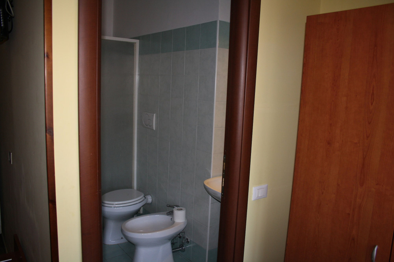 Bathroom 5, Eurorooms, Roma