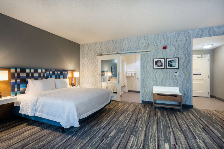 Bedroom 3, Hampton Inn & Suites Herndon-Reston, Fairfax