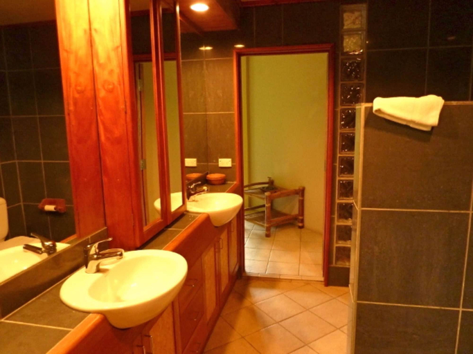 Bathroom 5, Koro Sun Resort, Cakaudrove