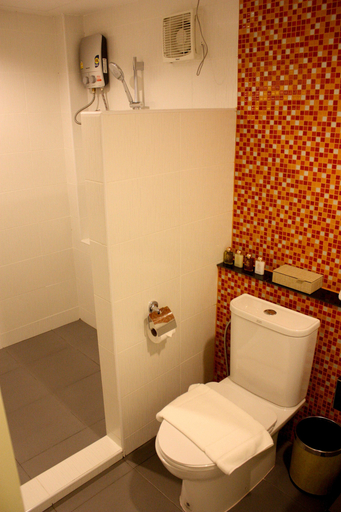 Bathroom 5, Chuchai Buri Sri Amphawa, Amphawa