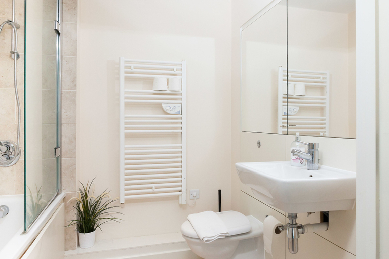 Bathroom 4, The Paramount, Swindon