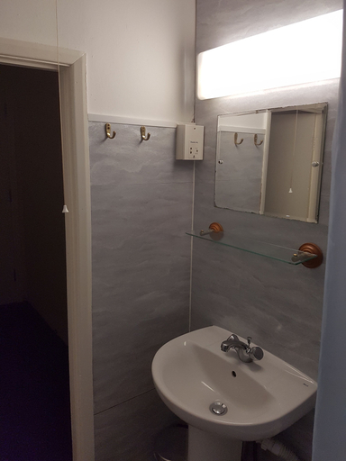 Bathroom 4, Avoca House Hotel, London