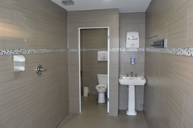 Bathroom 4, Econo Lodge Inn & Suites Medicine Hat Highway 1, Division No. 1