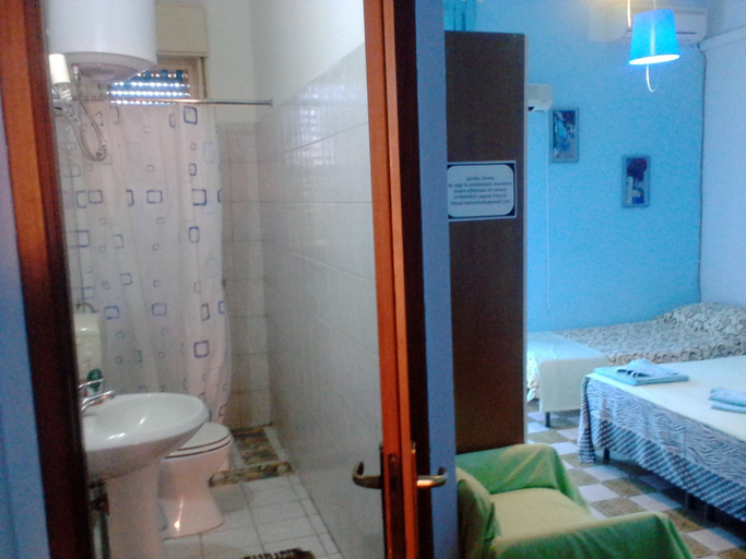 Bathroom 4, MINICURCU, Catania