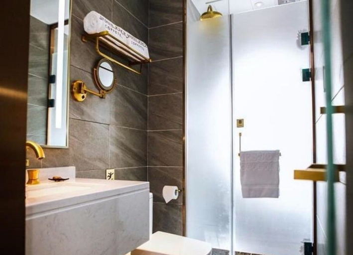 Bathroom 4, James Joyce Coffetel Xi'an Huaqingchi, Xi'an